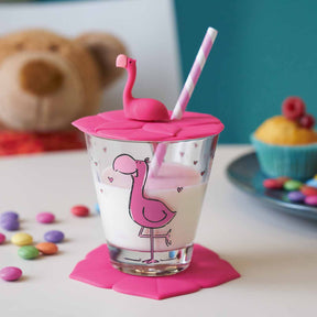 Kindertrinkset BAMBINI 3-teilig Flamingo mit Flamingo-Motiv, rosa Deckel und Trinkhalm auf Kindertisch mit Spielzeugen
