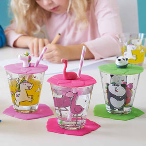 Kindertrinkset BAMBINI 3-teilig mit Gläsern, Deckeln und Strohhalmen, Kind beim Malen