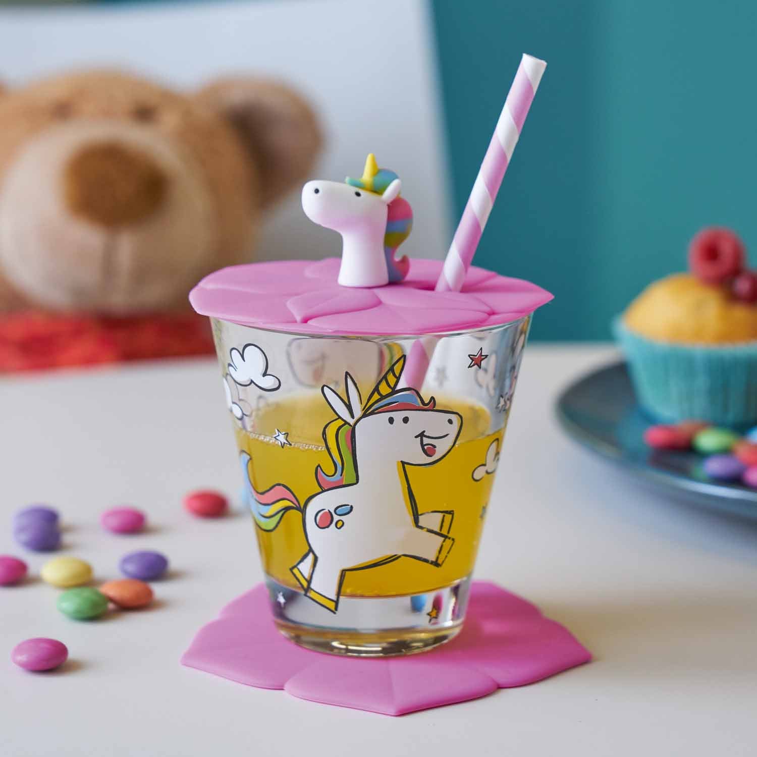 Kindertrinkset BAMBINI 3-teilig Einhorn mit rosa Deckel und Strohhalm auf Tisch mit Deko