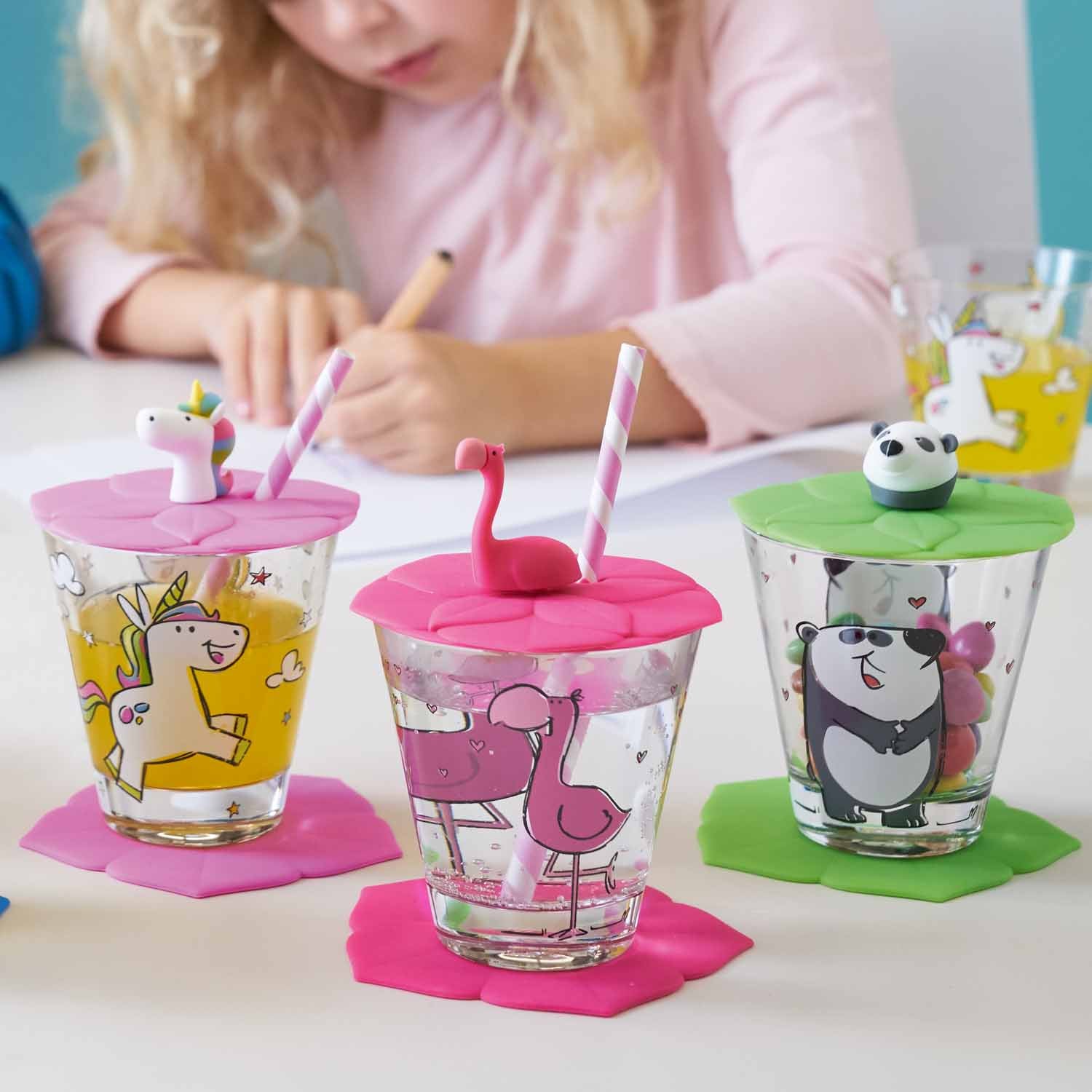 Kind mit Kindertrinkset BAMBINI 3-teilig, drei Gläser mit Motiven und farbigen Deckeln