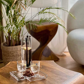 Kabarett SEZIONE auf Holztisch mit Gläsern und Nüssen, Wohnraum-Styling