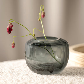Vase BELLAGIO anthrazit mit Wildbeeren und grünen Stielen auf hellem Untergrund