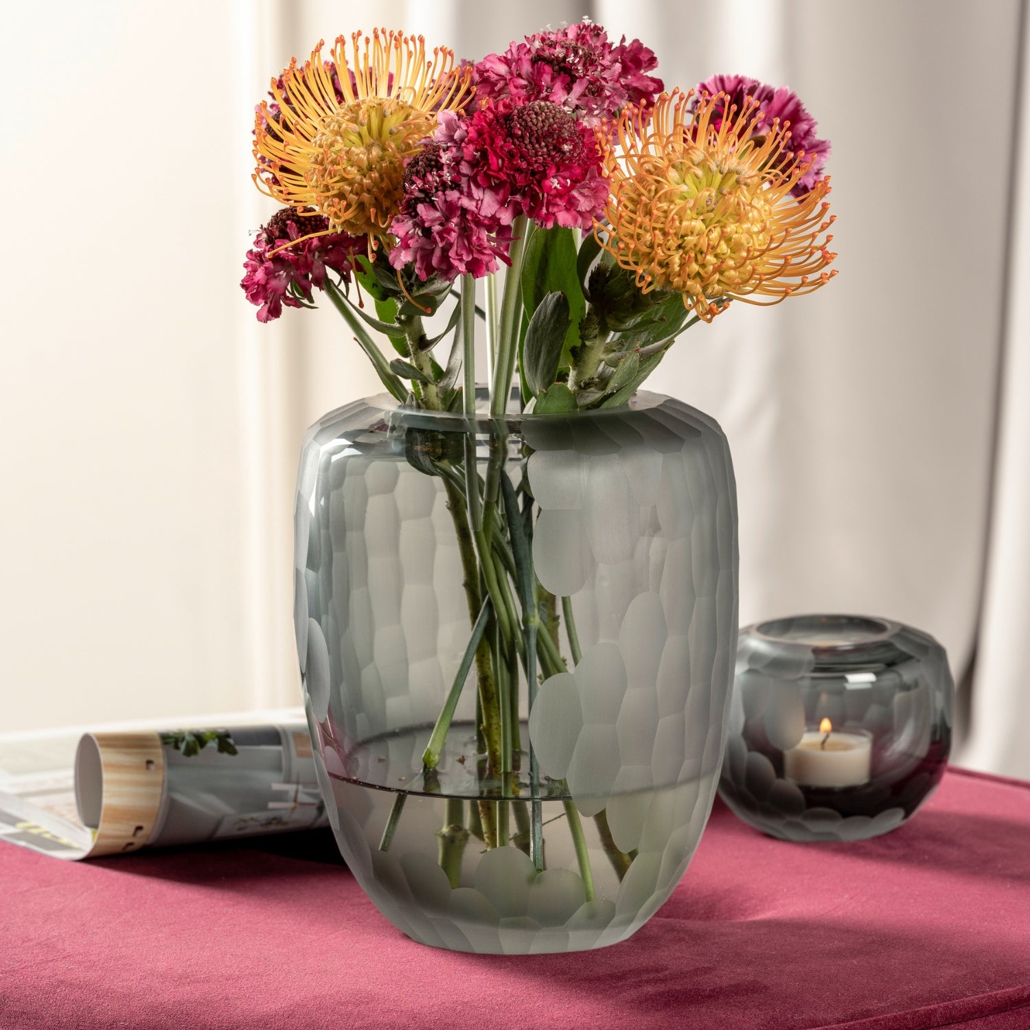 Vase BELLAGIO anthrazit mit bunten Blumen auf rosa Oberfläche