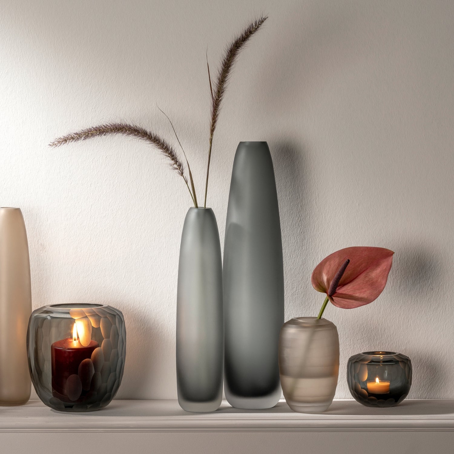 Vase BELLAGIO mit Trockenblumen in Wohnraum-Arrangement mit Kerzen und Dekoration
