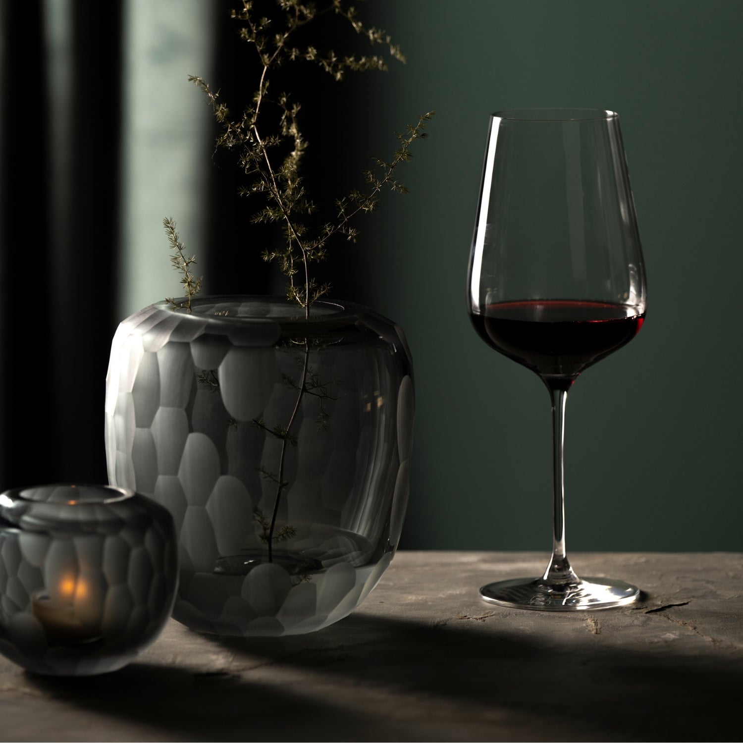 Vase BELLAGIO anthrazit mit Trockenblumen auf Tisch, daneben Rotweinglas und Teelicht