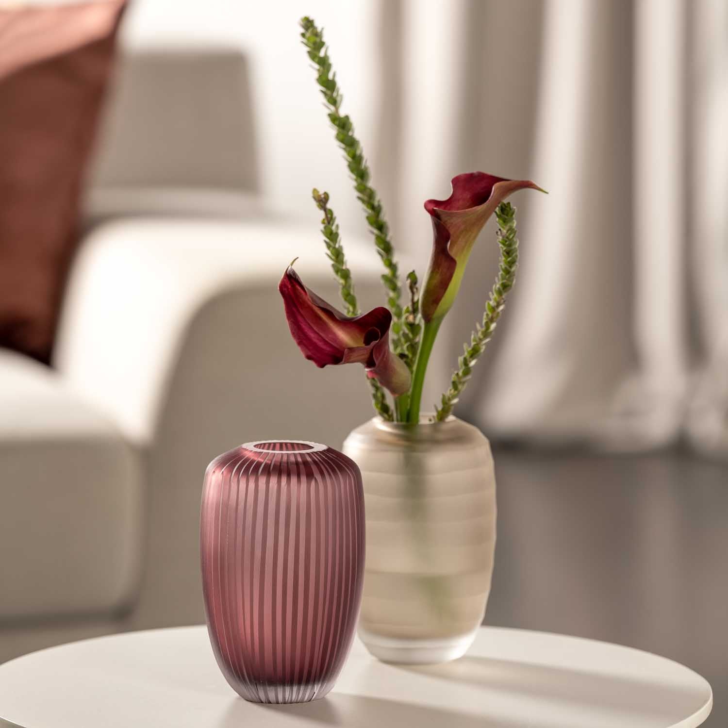 Vase BELLAGIO beere mit roten Calla-Lilien in Wohnzimmer auf Tisch