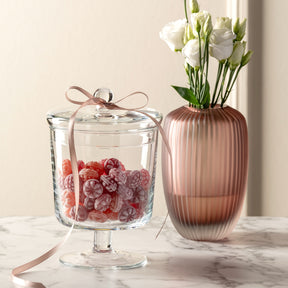 Vase BELLAGIO mit weißen Blüten, daneben Glas mit roten Himbeeren auf Marmortisch