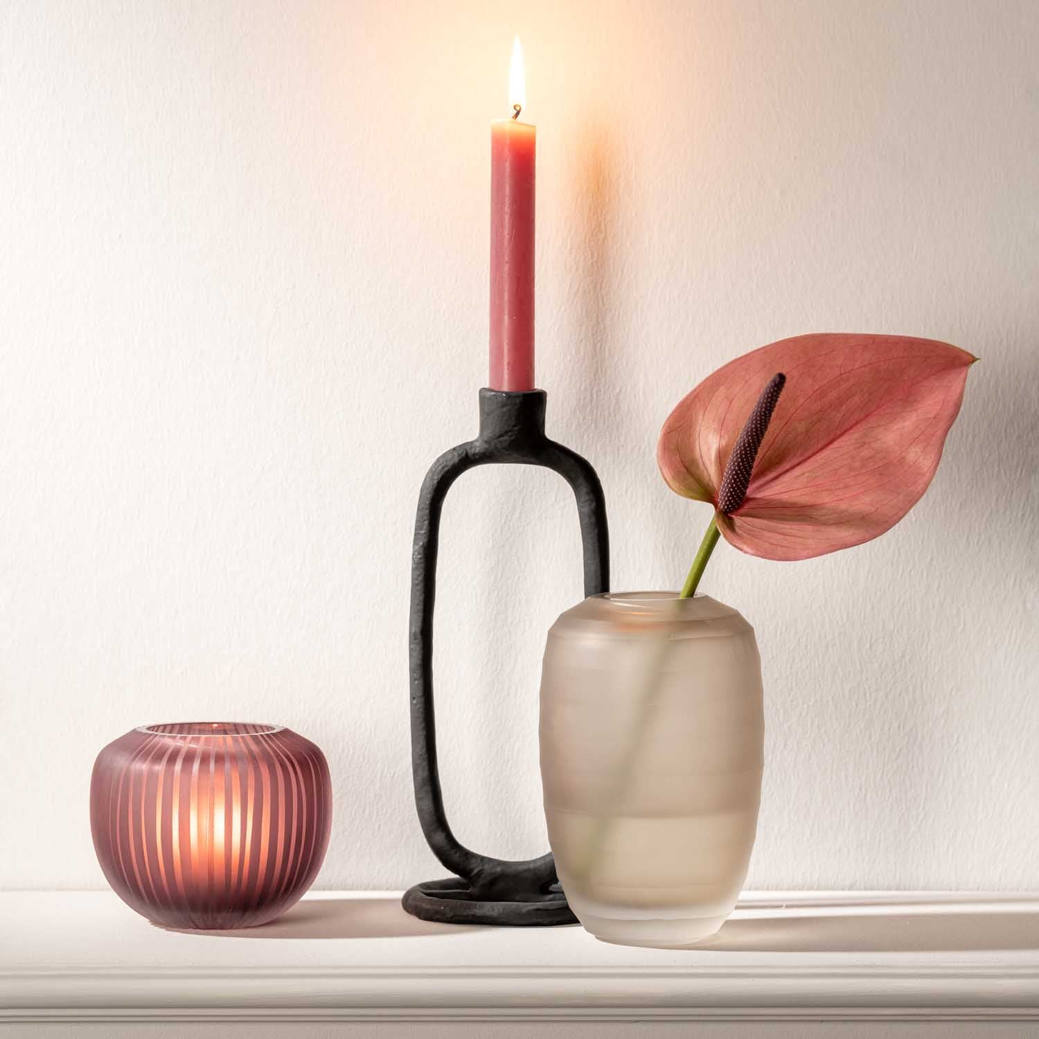 Vase BELLAGIO mit Anthurie, Kerzenständer und Teelichthalter auf weißer Oberfläche