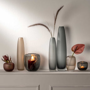 Vase BELLAGIO in beige Glas auf Regal mit Dekoration arrangiert
