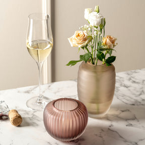Vase BELLAGIO beige mit Blumen auf Marmortisch, Sektglas und Korkenzieher
