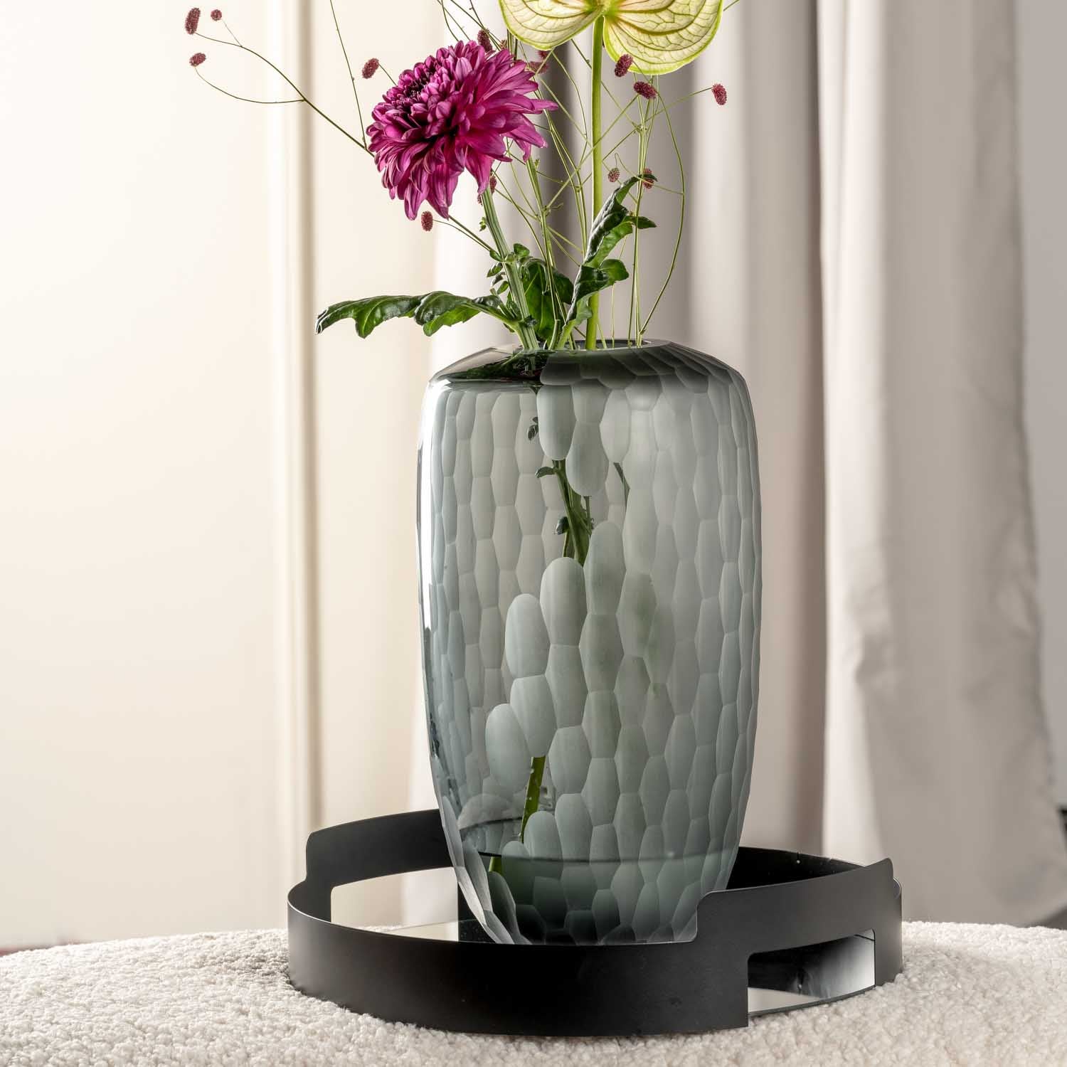 Vase BELLAGIO mit Blumenstrauss auf schwarzem Tablett, Wohnraum