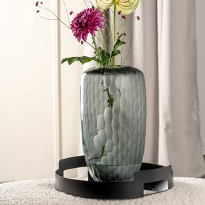 Vase BELLAGIO mit Blumenstrauss auf schwarzem Tablett, Wohnraum