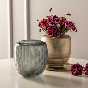 Vase BELLAGIO 18 cm beige mit roten Nelken auf Tisch, daneben graue Vase