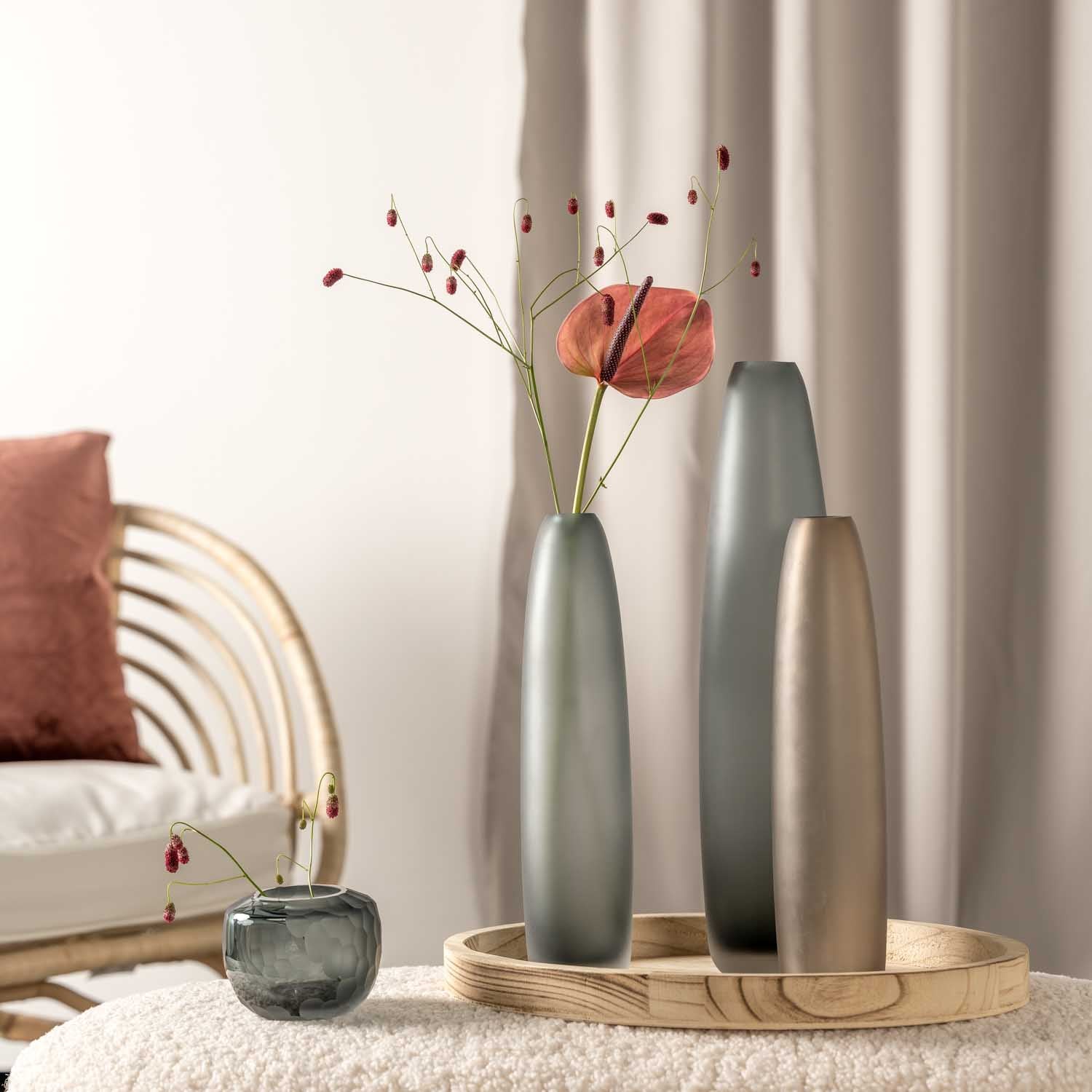 Bodenvase BELLAGIO mit roten Blüten und Beeren in Wohnzimmer-Setting