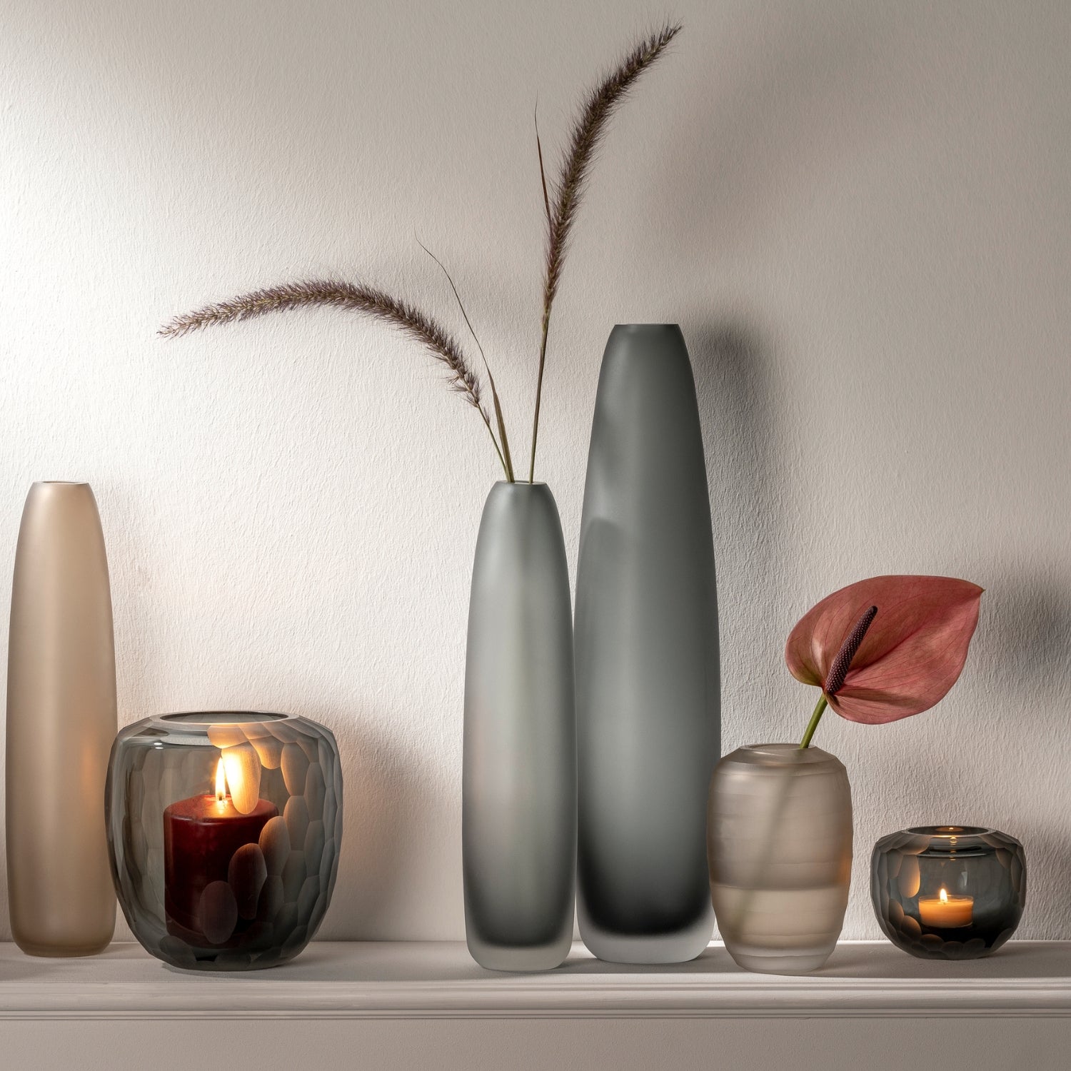 Bodenvase BELLAGIO anthrazit in Dekoration mit Kerzen und Trockenblumen