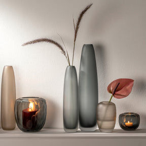 Bodenvase BELLAGIO anthrazit in Dekoration mit Kerzen und Trockenblumen