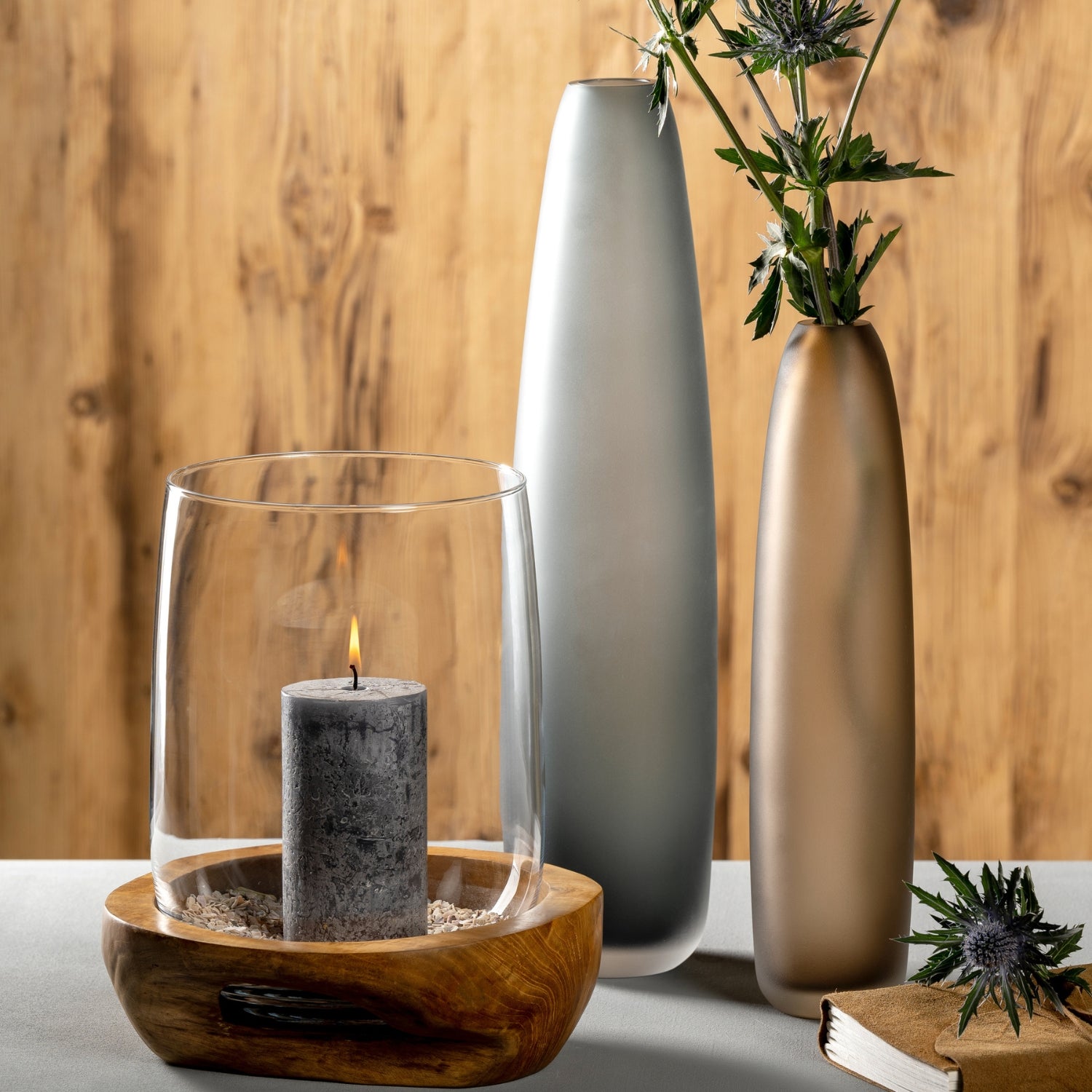 Bodenvase BELLAGIO anthrazit mit Dekoobjekten auf Holztisch arrangiert