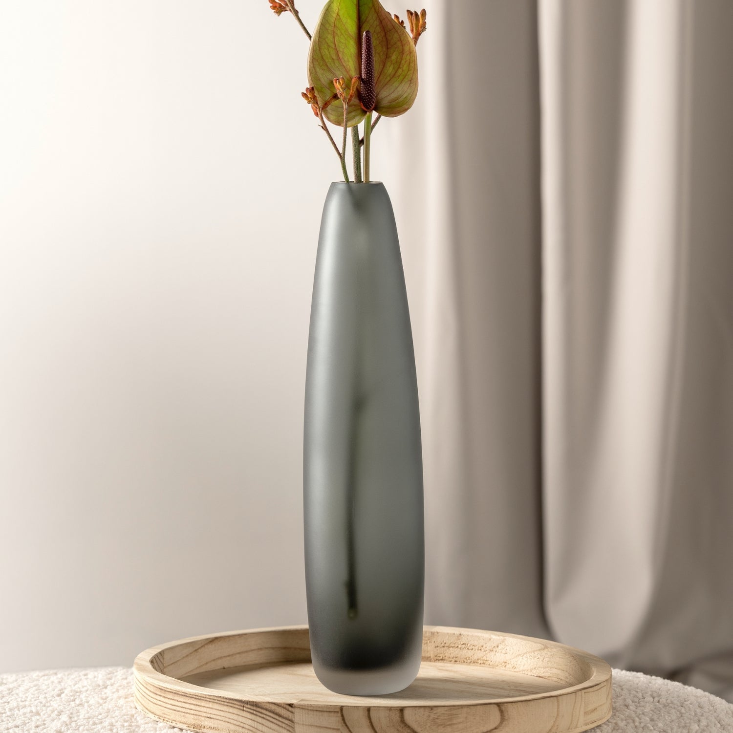 Bodenvase BELLAGIO anthrazit mit getrockneten Blüten auf Holztablett, Wohnraum