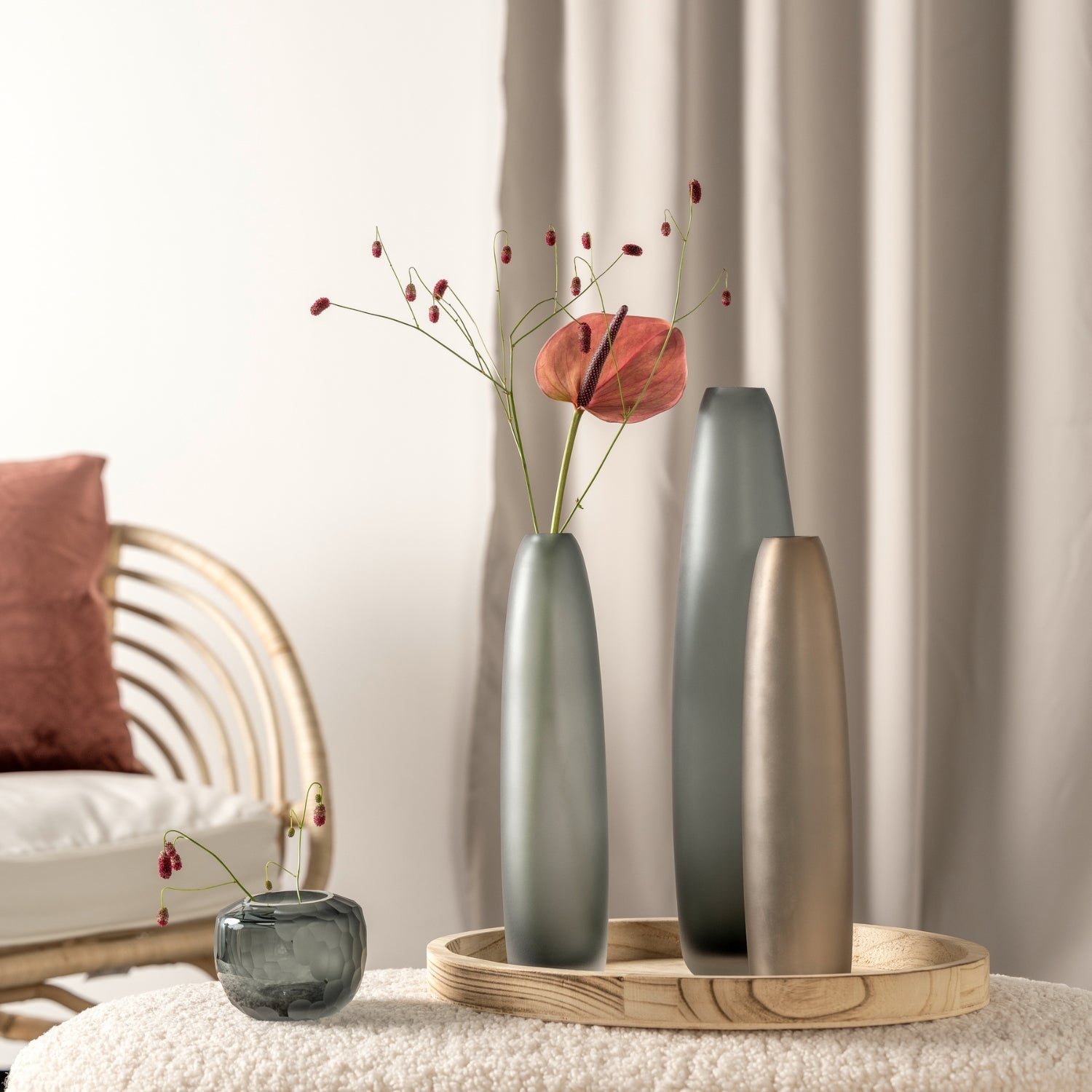 Bodenvase BELLAGIO anthrazit mit getrockneten Blüten in Wohnzimmer-Szenerie