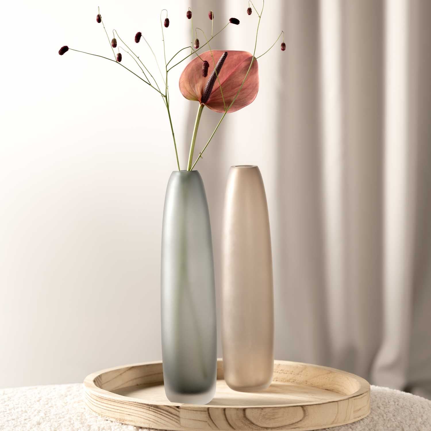 Bodenvase BELLAGIO beige mit Trockenblumen auf Holztablett, Vorhang im Hintergrund