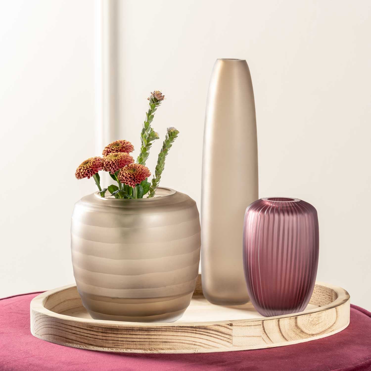Bodenvase BELLAGIO 34 cm beige mit Schnittblumen auf Holzablage, daneben weitere Vasen