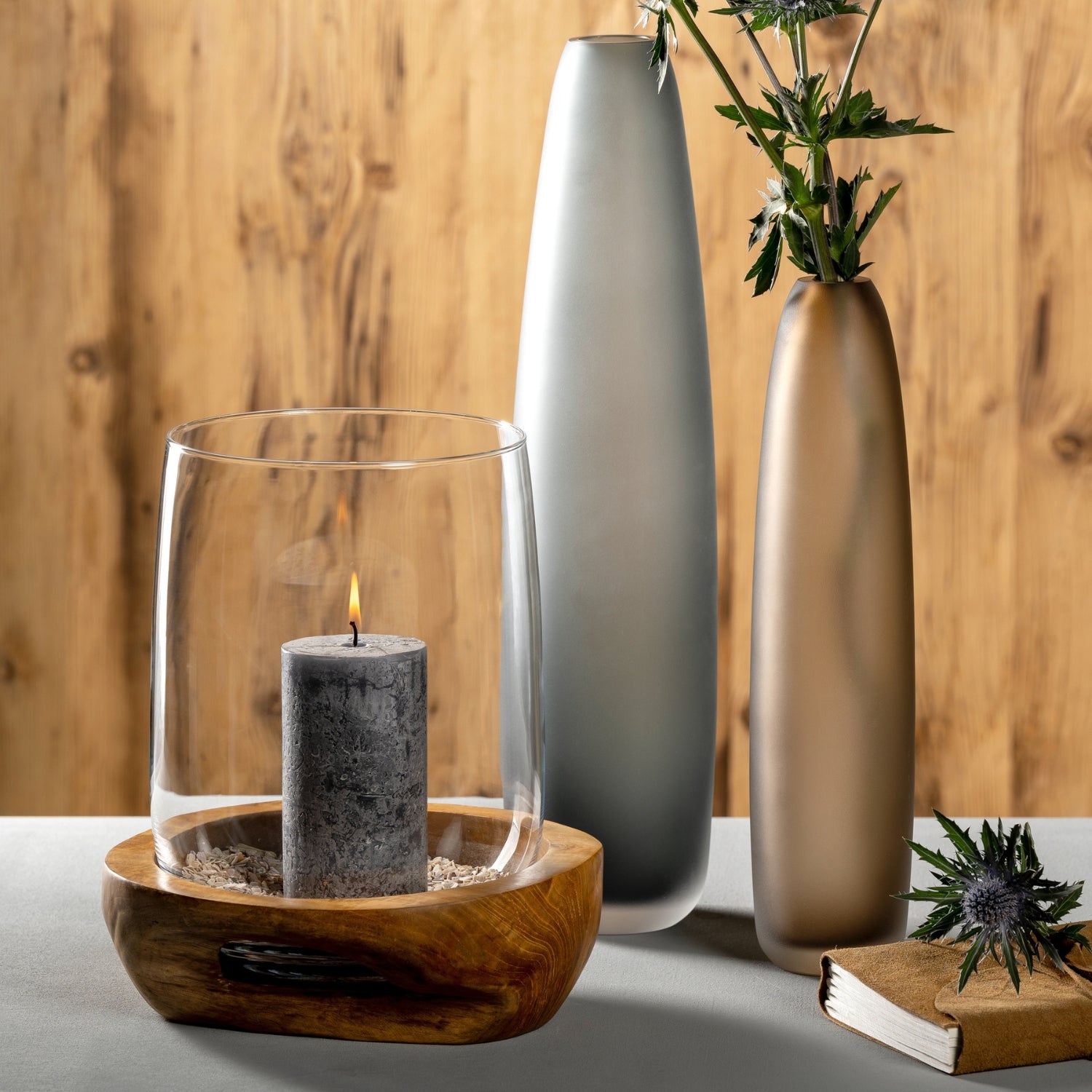 Bodenvase BELLAGIO in Beige mit Dekoobjekten und Blumen auf Holzuntergrund