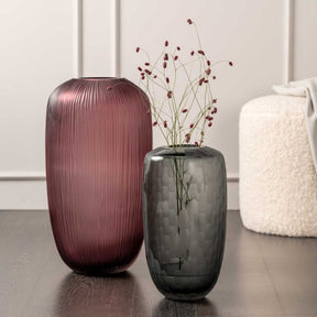 Bodenvase BELLAGIO beere mit Trockenblumen auf Holztisch, daneben grauer Krug und weiße Vase