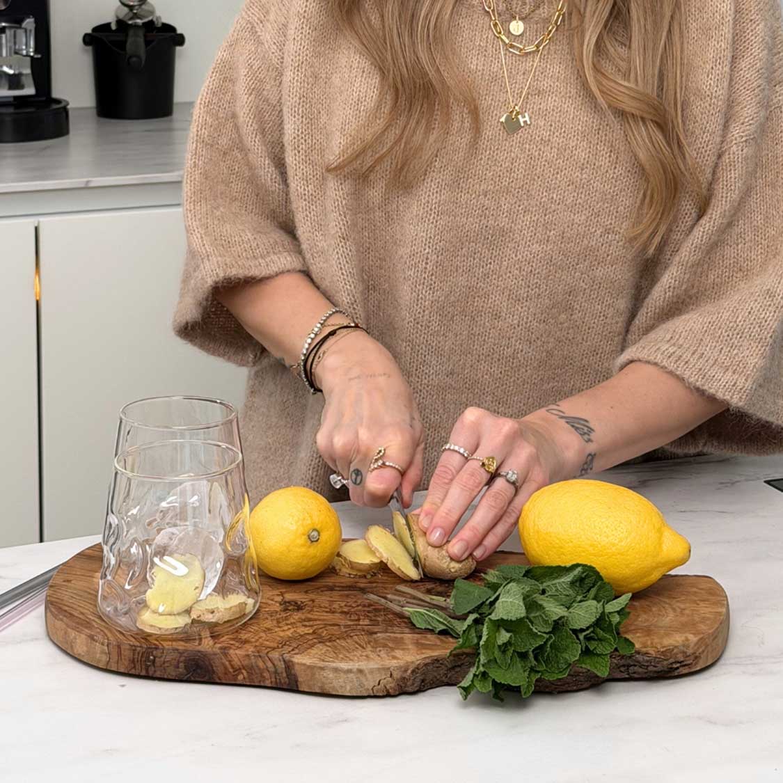 Trinkglas SANO in Küchenszene mit Zitrone und Minze