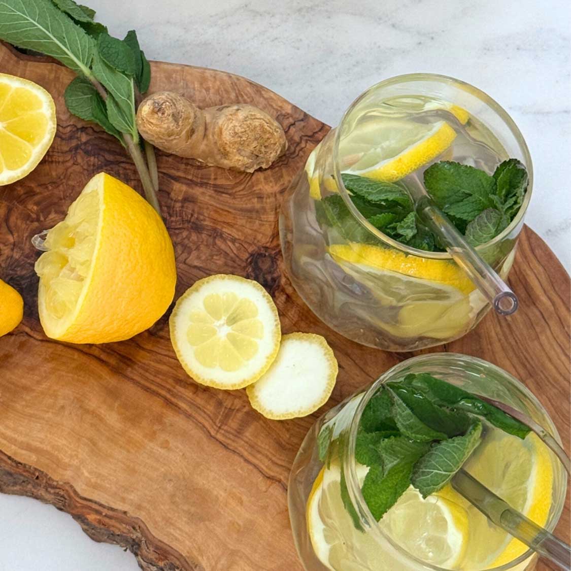 Trinkglas SANO 470 ml 2er-Set mit Zitrone und Minze auf Holzbrett