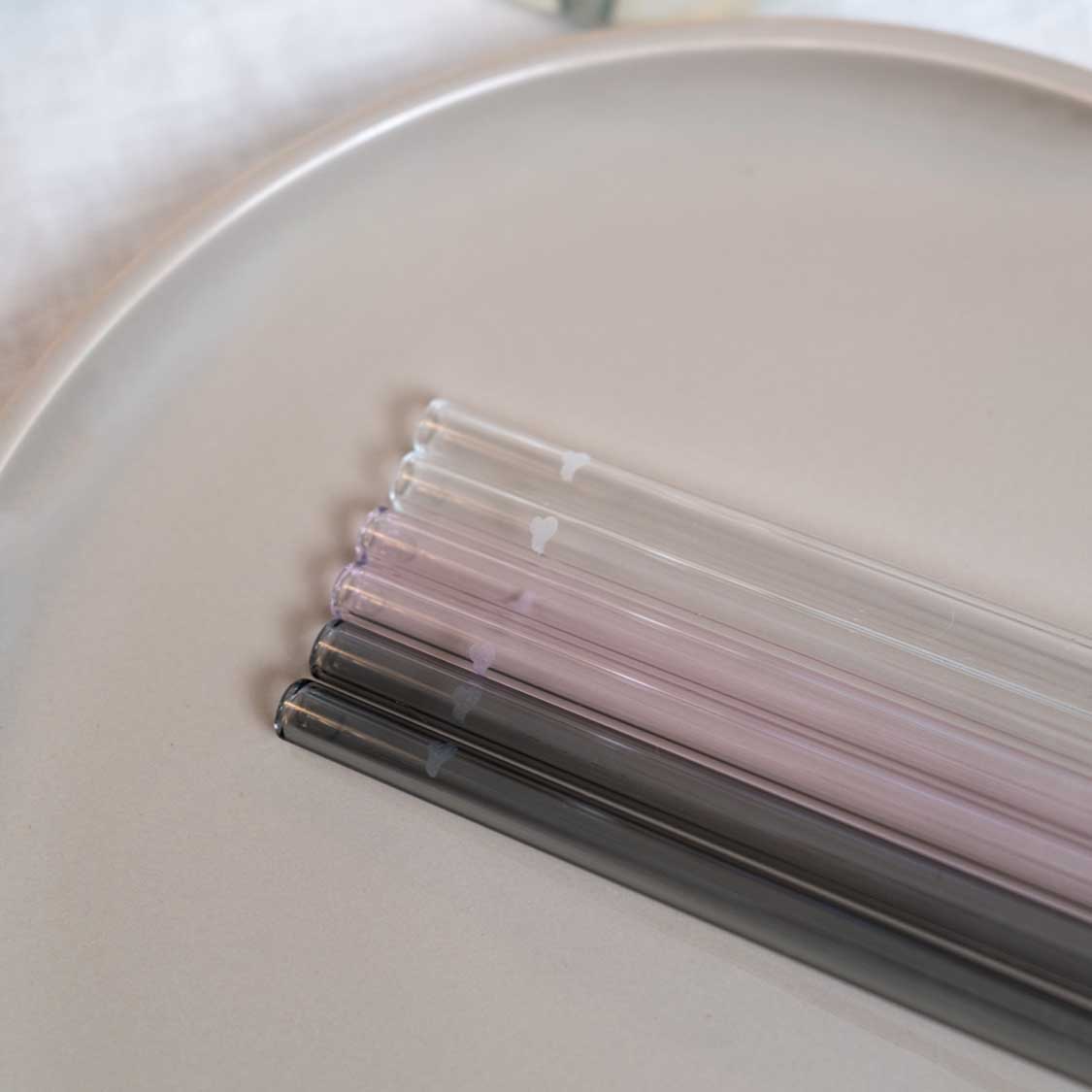 Glastrinkhalme SANO in verschiedenen Farben auf weißer Oberfläche