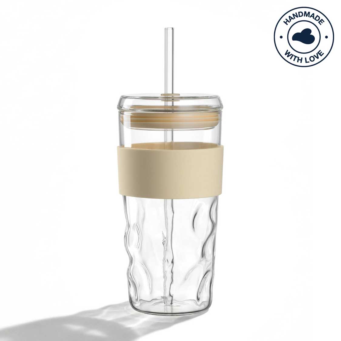 ToGo Becher SANO mit vanilla Sleeve und Strohhalm, gefüllt mit Flüssigkeit