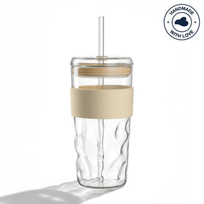 ToGo Becher SANO mit vanilla Sleeve und Strohhalm, gefüllt mit Flüssigkeit