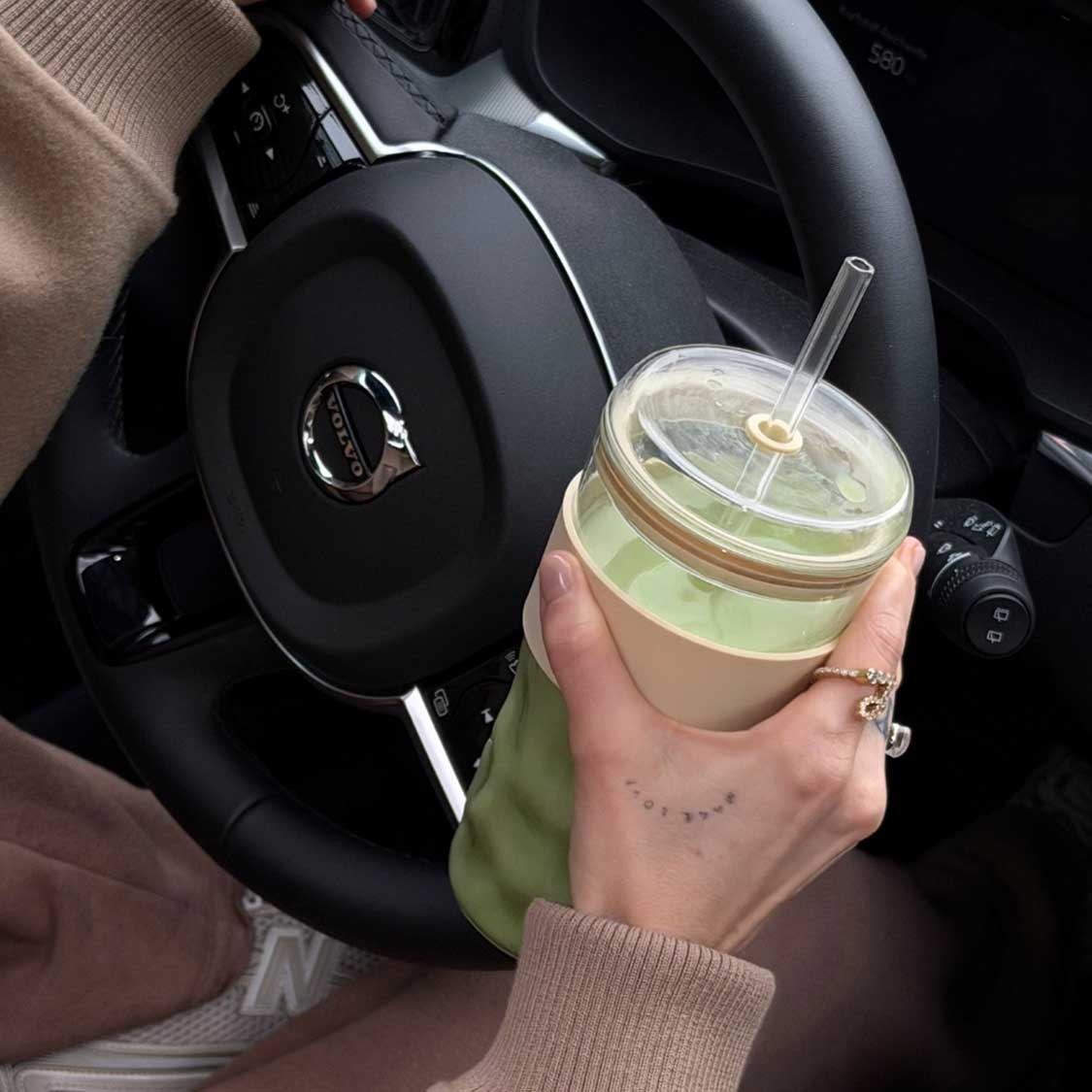 ToGo Becher SANO in Autohalterung, Frau mit Getränk im Auto