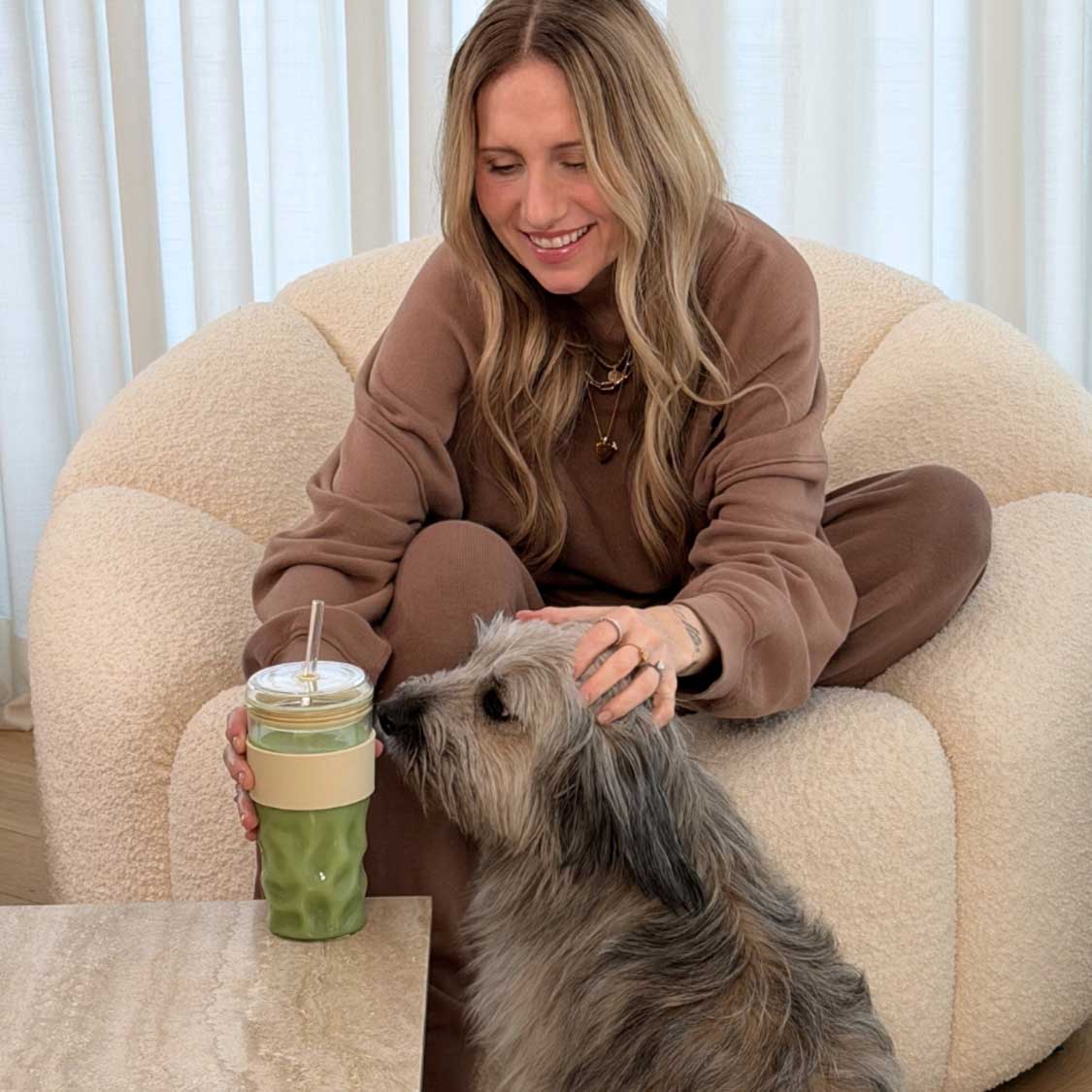 ToGo Becher SANO mit Hund und Person auf Sessel