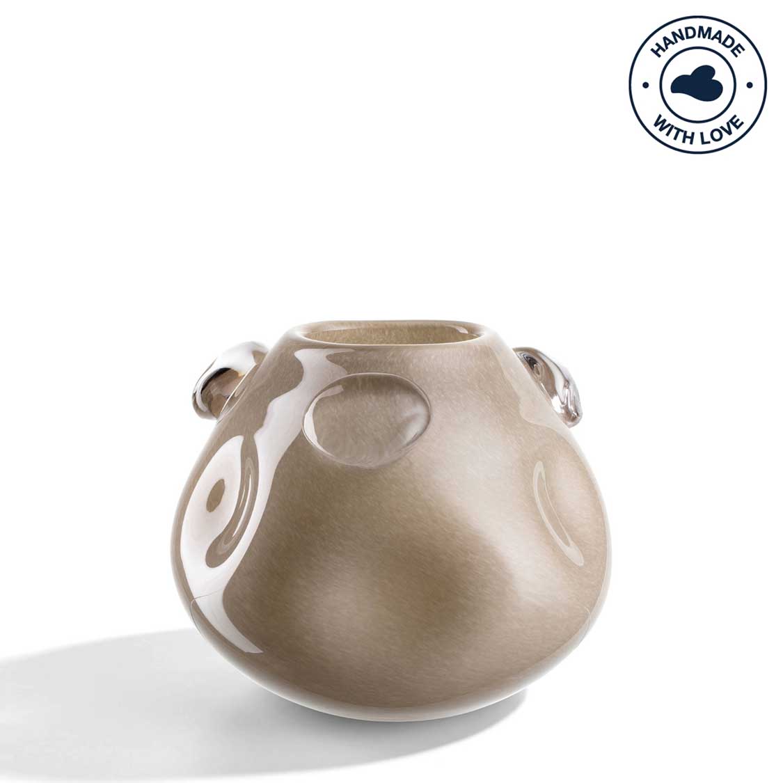 Vase HAZEL 16 cm beige mit dekorativen Henkeln, Frontansicht auf weißem Hintergrund