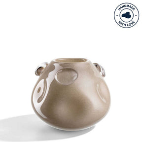 Vase HAZEL 16 cm beige mit dekorativen Henkeln, Frontansicht auf weißem Hintergrund