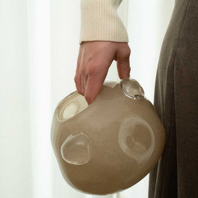 Vase HAZEL 16 cm beige in Hand gehalten, Detailansicht der Oberflaeche