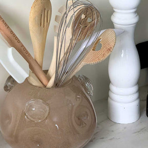 Vase HAZEL mit Küchenutensilien in Behälter auf Marmor-Arbeitsplatte