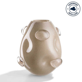Vase HAZEL beige mit ovalen Ausschnitten und Griffen, Frontalansicht