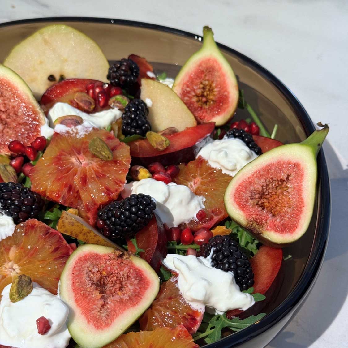 Schale HAZEL mit Feigen, Brombeeren, Grapefruit und Sahne gefüllt