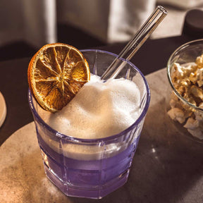 Whiskyglas SPIRITII NOVA gefüllt mit Getränk, Eiswürfeln und getrockneter Orangenscheibe als Garnitur