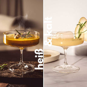 Zwei Schalen auf Fuß BASSO mit Cocktails und Garnierungen, links und rechts arrangiert