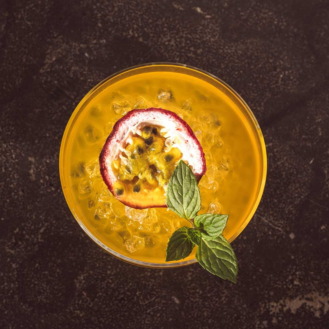 Schale auf Fuß BASSO mit gelbem Getränk, Passionsfrucht und Minze