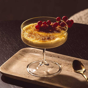 Schale auf Fuß BASSO mit Cocktail und roten Johannisbeeren auf Holzbrett