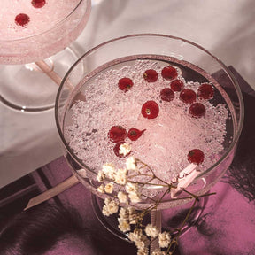 Schalen auf Fuß BASSO mit Himbeeren und Blüten gefüllt