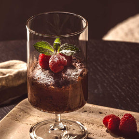 Trinkglas auf Fuß BASSO mit Schokoladendessert, Himbeeren und Minze