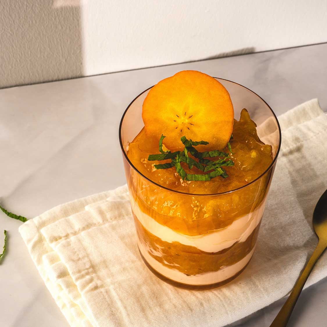 Trinkglas LEGGERO mit geschichteter Dessert-Komposition und Orangenscheibe als Garnitur
