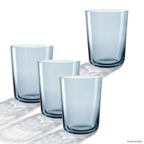 Vier blaue Trinkgläser LEGGERO 330 ml Gondola in 4er-Set, unterschiedliche Größen, auf weißer Oberfläche mit Schatten