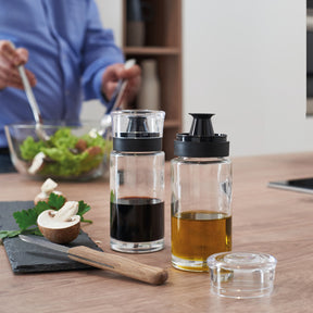 Essig-/Öl-Flasche CUCINA 2er-Set auf Holztisch in Küchenumgebung