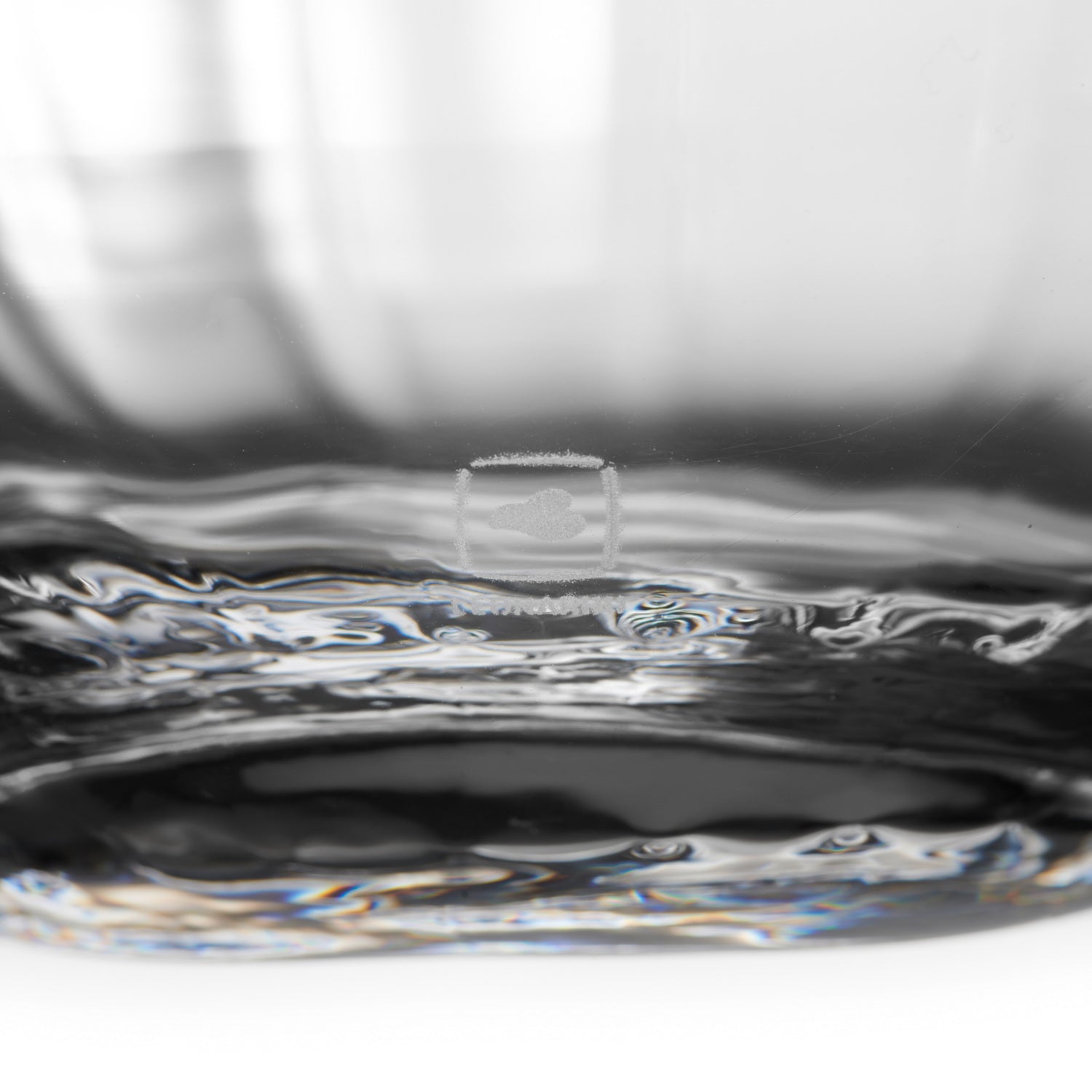 Wassertropfen auf klarer Glaskugel in Makroaufnahme